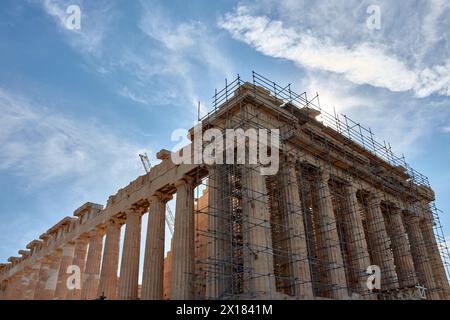 Le Parthénon, Acropole d'Athènes, Grèce. Échafaudage du célèbre temple grec lors de sa restauration et reconstruction Banque D'Images