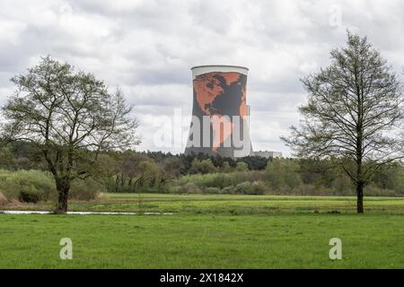 Tour de refroidissement de l'ancienne centrale à gaz de Meppen, Emsland, basse-Saxe, Allemagne, peinte avec une carte du monde Banque D'Images