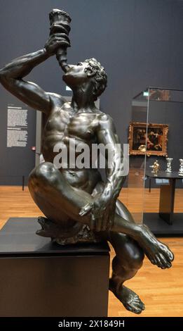 Statue en bronze d'un Triton soufflant une coquille de conque dans le Rijksmuseum, Amsterdam, pays-Bas Banque D'Images