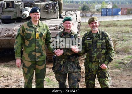 Brigadegeneral Alexander Krone mitte Kommandeur der Panzergrenadierbrigade 37 Freistaat Sachsen Das Bild zeigt Brigadegeneral Alexander Krone, Kommandeur der Panzergrenadierbrigade 37 Freistaat Sachsen , während der Übung Wettiner Schwert im Gefechtsübungszentrum des Heeres in der Letzlinger Heide. Diese Übung gehört zur deutschen Übungsreihe Quadriga, welcher wiederum in die NATO-Übung Steadfast Defender eingebunden ist. Mitte im Bild : Brigadegeneral Alexander Krone, Kommandeur PzGrenBrig 37 Links im Bild : General Terje Bruoygard, Kommander des norwegischen Telemark Bataillon Rechts im Bild: Banque D'Images