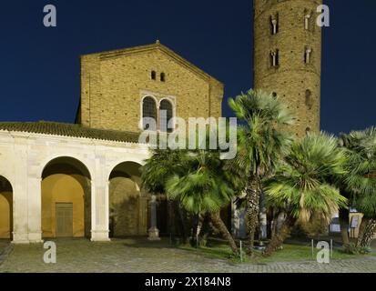 Basilique de Sant'Apollinare Nuovo la nuit. Ravenne, Italie Banque D'Images