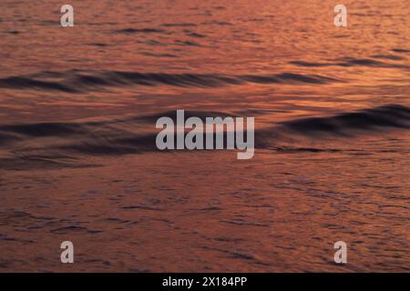 Océan et petit mouvement flou vagues au coucher du soleil. Voyage tropical naturel, vacances et fond d'été avec espace de copie. Banque D'Images