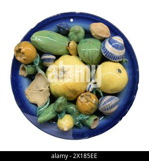 Un plat faenza majolica avec des fruits vers 1550-70 Banque D'Images