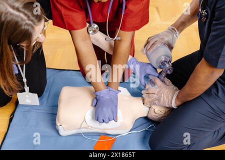 Équipe de professionnels de la santé effectuant une opération chirurgicale sur un patient dans une salle d'opération d'hôpital. Chirurgiens, infirmières et anesthésistes Wor Banque D'Images