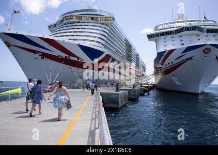 P&O Cruise Liners Arvia et Britannia amarré à des Kitts, Caraïbes Banque D'Images