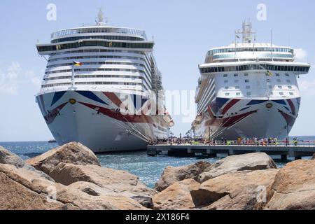 P&O Cruise Liners Arvia et Britannia amarré à des Kitts, Caraïbes Banque D'Images