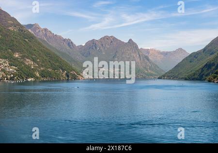 Paysage du lac de Lugano par une journée ensoleillée de printemps de Paradiso municipalité de Lugano, canton du Tessin, Suisse Banque D'Images