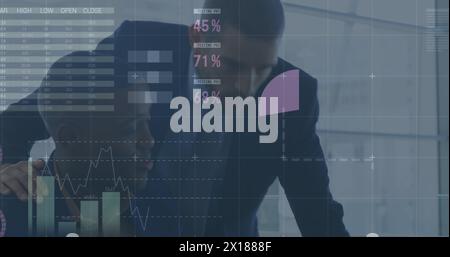 Image du traitement des données financières sur deux hommes d'affaires diversifiés Banque D'Images