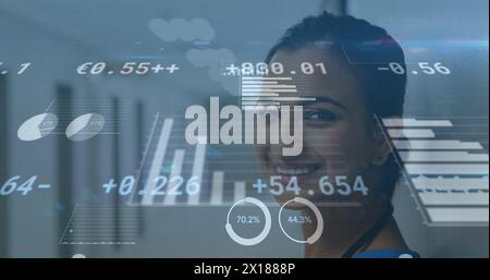 Image de données financières et graphiques sur une femme biraciale heureuse médecin Banque D'Images