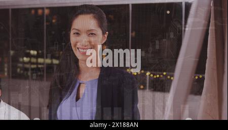 Image de graphiques financiers sur divers hommes d'affaires heureux remue-méninges au bureau Banque D'Images