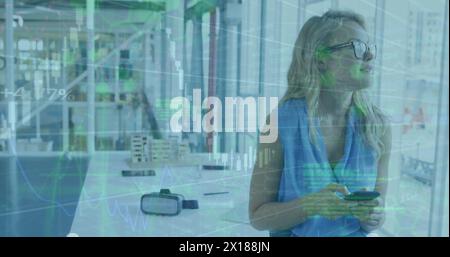 Image de graphiques, langage informatique sur une femme caucasienne utilisant un téléphone portable et regardant à travers la fenêtre Banque D'Images