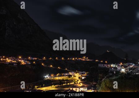 Description : atmosphère nocturne et lampadaires du pittoresque village de la côte nord dans la vallée verdoyante envahie. Sao Vincente, Île de Madère, Portugal, Banque D'Images