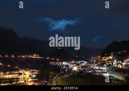 Description : ambiance nocturne et lampadaires du village pittoresque sur la côte nord dans une vallée verdoyante envahie par la végétation. Sao Vincente, Madère Banque D'Images