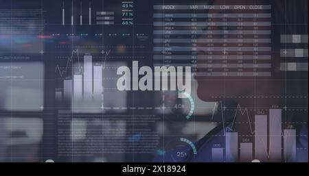 Image de graphiques financiers et de données sur une femme caucasienne médecin parlant Banque D'Images