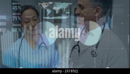 Image de graphiques financiers et de données sur divers médecins femmes et hommes parlant Banque D'Images