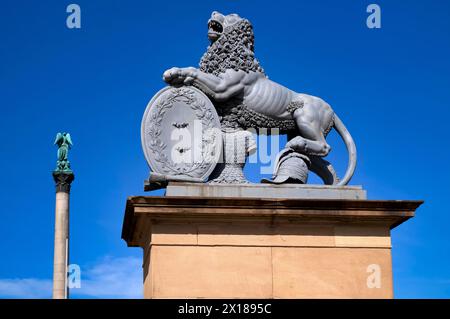 Colonne Jubilé avec Concordia, animal héraldique lion par Anton von Isois devant le portail principal et la cour d'honneur Neues Schloss, Schlossplatz Banque D'Images