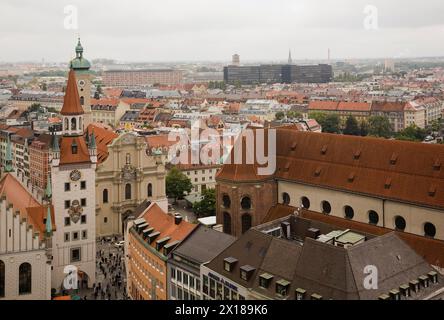 Vue en angle élevé des bâtiments avec des toits traditionnels en céramique terre cuite entourant la place Marienplatz, Munich, Bavière, Allemagne Banque D'Images