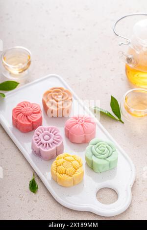 Gâteaux de lune traditionnels en peau de neige pour un festival chinois de mi-automne ou un festival de lune servi avec du thé Banque D'Images