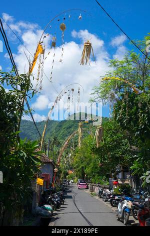 Bijoux ornés tissés à partir de feuilles de palmier sur des bâtons de bambou, dans une rue de village à Amed, Karangasem, nord-est de Bali, Indonésie Banque D'Images