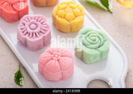 Gâteaux de lune traditionnels en peau de neige pour un festival chinois de mi-automne ou un festival de lune servi avec du thé Banque D'Images