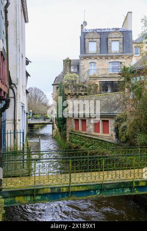 Rivière Steir coule à travers la vieille ville, Pont Medard pont derrière, vieilles maisons en pierre, Quimper, département Finistère Penn-Ar-Bed, région Bretagne Banque D'Images