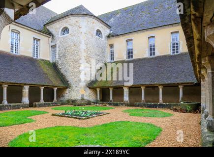 Cloître, monastère de l'ancien couvent Saint-François-et-Sainte-Claire, Mortagne-au-Perche, département de l'Orne, région Normandie, France Banque D'Images