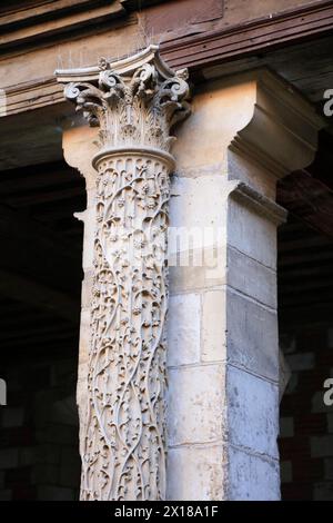 Colonne richement décorée sur la maison d'une riche famille de marchands du XVIe siècle, Hôtel de Mauroy avec Maison de l'Outil et de la Pensee ouvriere, . Banque D'Images