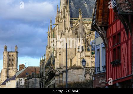 Rue Georges Clemenceau avec Basilique Saint-urbain, derrière la Cathédrale Saint-Pierre Saint-Paul, vieille ville de Troyes, département de l'aube, Grand est Banque D'Images