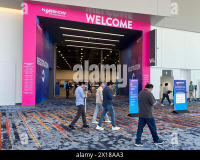 Las Vegas, États-Unis. 15 avril 2024. Les gens visitent NAB Show à Las Vegas, Nevada, États-Unis, le 13 avril 2024. L’intelligence artificielle (IA) est une tendance clé du plus grand salon annuel américain pour les médias, le divertissement et la technologie, organisé à Las Vegas. Crédit : Tan Jingjing/Xinhua/Alamy Live News Banque D'Images