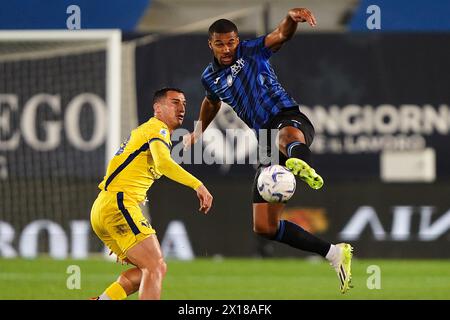 Bergame, Italie. 13 avril 2024. Isak Hien d'Atalanta se bat contre Federico Bonazzoli de Vérone lors du match de Serie A entre Atalanta et Hellas Vérone au stade Gewiss, dans le nord de l'Italie - lundi 15 avril 2024. Sport - Soccer . (Photo de Spada/LaPresse) crédit : LaPresse/Alamy Live News Banque D'Images