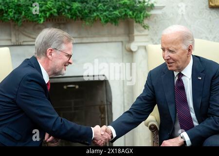 Washington, États-Unis . 15 avril 2024. Le président Joe Biden rencontre le premier ministre de la République tchèque Petr Fiala dans le bureau ovale de la Maison Blanche à Washington, DC le lundi 15 avril 2024. Photo de Bonnie Cash/Pool/Sipa USA crédit : Sipa USA/Alamy Live News Banque D'Images