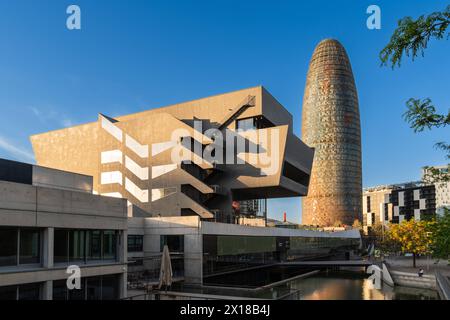 DAS Bürogebäude Torre Glories und das Museum Disseny Hub im Abendlicht in Barcelona, Spanien Barcelona Katalonien Spanien *** le bureau de Torre Glories Banque D'Images