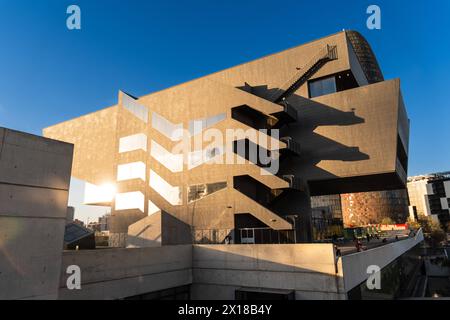 DAS Bürogebäude Torre Glories und das Museum Disseny Hub im Abendlicht in Barcelona, Spanien Barcelona Katalonien Spanien *** le bureau de Torre Glories Banque D'Images