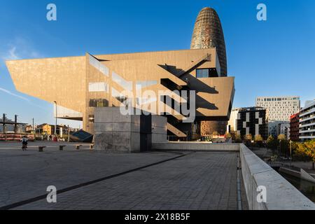 DAS Bürogebäude Torre Glories und das Museum Disseny Hub im Abendlicht in Barcelona, Spanien Barcelona Katalonien Spanien *** le bureau de Torre Glories Banque D'Images