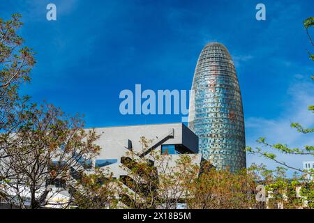 DAS Bürogebäude Torre Glories und das Museum Disseny Hub à Barcelone, Espagne Barcelone Katalonien Spanien *** L'immeuble de bureaux Torre Glories et Banque D'Images