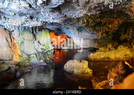 Dans la grotte de Grotta Nereo dans la falaise de Capo Caccia, Alghero, province de Sassari, Sardaigne, Italie, mer Méditerranée, Europe du Sud Banque D'Images