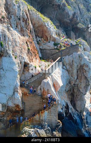 Escaliers avec visiteurs à l'extérieur de la falaise Capo Caccia près de la grotte Grotta Nereo, Alghero, Province de Sassari, Sardaigne, Italie, mer Méditerranée Banque D'Images