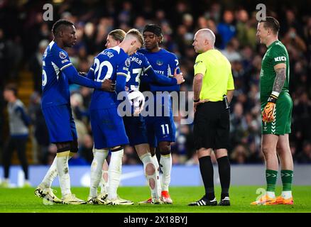 Cole Palmer de Chelsea tient le ballon alors que le joueur de Chelsea discute qui prendra la pénalité lors du match de premier League à Stamford Bridge, Londres. Date de la photo : lundi 15 avril 2024. Banque D'Images