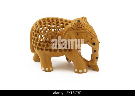 Souvenirs traditionnels indiens. Éléphant en bois isolé sur blanc. Un éléphant est à l'intérieur d'un autre éléphant. Banque D'Images