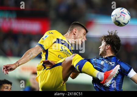 Bergame, Italie. 13 avril 2024. Magnani de Vérone combat contre le ballon avec Aleksey Miranchuk d'Atalanta pendant le match de Serie A entre Atalanta et Hellas Vérone au stade Gewiss, dans le nord de l'Italie - lundi 15 avril 2024. Sport - Soccer . (Photo de Spada/LaPresse) crédit : LaPresse/Alamy Live News Banque D'Images