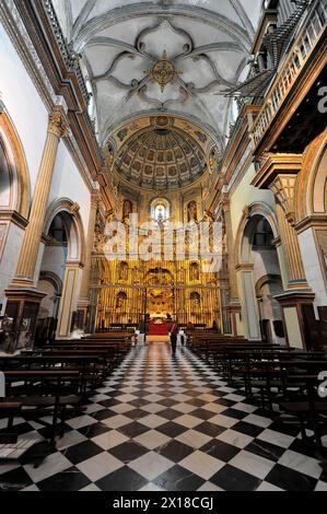 Vue intérieure avec autel, Capilla del Salvador, Chapelle du Sauveur, XVIe siècle, et Parador Nacional del Condestable Davalos sur la Plaza Banque D'Images