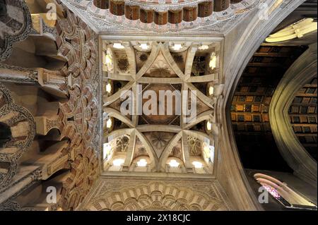 Mezquita, ancienne mosquée, aujourd'hui cathédrale, Cordoue, vue de la structure de plafond complexe d'un bâtiment à l'architecture islamique et chrétienne Banque D'Images