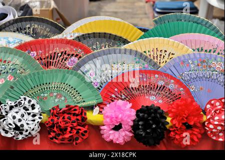 Séville, Une sélection de fans colorés avec différents motifs et couleurs drapés sur une table, Séville, Andalousie, Espagne Banque D'Images