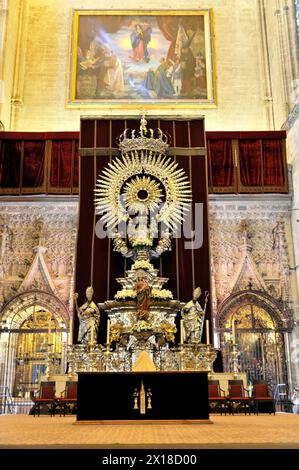 Autel en argent, intérieur de la cathédrale de Santa Maria de la Sede à Séville, autel en argent dans une cathédrale avec art religieux et iconographie Banque D'Images