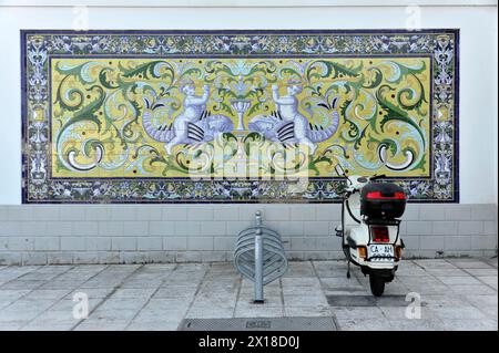 Séville, peinture de carreaux colorés sur un mur avec un scooter garé devant, Andalousie, Espagne Banque D'Images