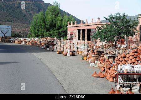 Ait Benhaddou, marché artisanal en bord de route avec un grand choix de poteries, Tinerhir, Marrakech, Maroc Banque D'Images