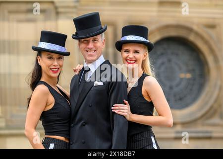 Légende : (DE GAUCHE À DROITE : Kelly Chow, Anton du Beke et Rosie Ward). Anton du Beke Foxtrots se fraye un chemin dans son Fringe Debut Show, 'un après-midi avec Anto Banque D'Images