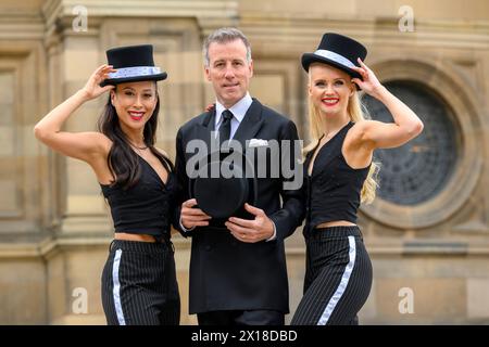 Légende : (DE GAUCHE À DROITE : Kelly Chow, Anton du Beke et Rosie Ward). Anton du Beke Foxtrots se fraye un chemin dans son Fringe Debut Show, 'un après-midi avec Anto Banque D'Images