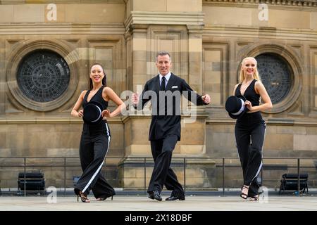 Légende : (DE GAUCHE À DROITE : Kelly Chow, Anton du Beke et Rosie Ward). Anton du Beke Foxtrots se fraye un chemin dans son Fringe Debut Show, 'un après-midi avec Anto Banque D'Images