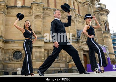 Légende : (DE GAUCHE À DROITE : Kelly Chow, Anton du Beke et Rosie Ward). Anton du Beke Foxtrots se fraye un chemin dans son Fringe Debut Show, 'un après-midi avec Anto Banque D'Images